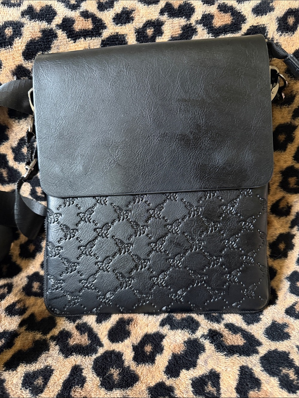 Sleek Black Quilted Messenger Bag with Adjustable Strap